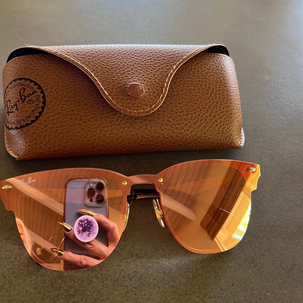 RARE! SOLD OUT! Rayban rosegold mirrored lenses sunglasses. Gold arms. Gorgeous